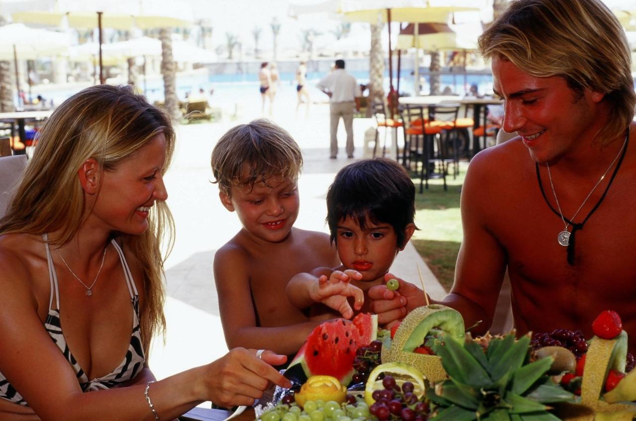 Sharm Dreams Vacation Club - Aqua Park Hotel Eksteriør billede Family eating fruit