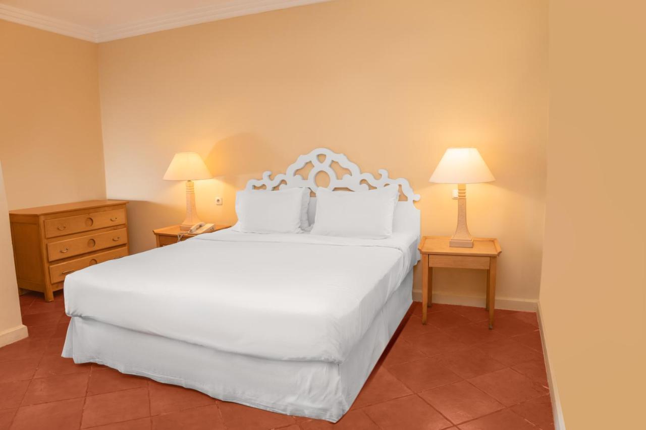 Sharm Dreams Vacation Club - Aqua Park Hotel Eksteriør billede A bed with a bed skirt