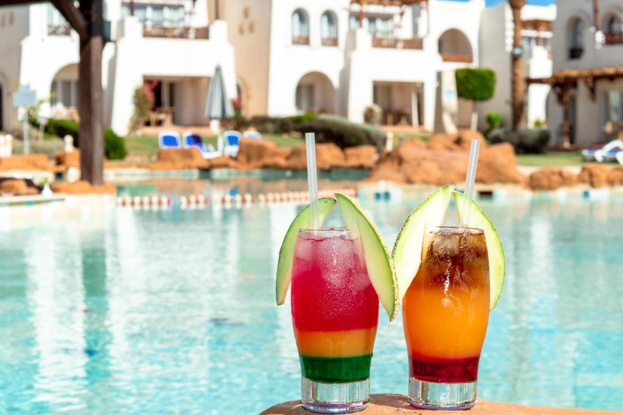 Sharm Dreams Vacation Club - Aqua Park Hotel Eksteriør billede Cocktails at the pool